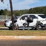 Com pedaço de pau e capacete, motorista e motoboy brigam após "fechada"