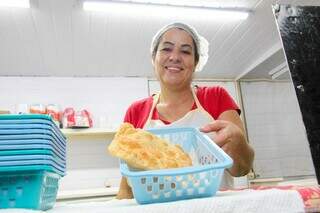 Josilvana Teixeira de Matos recomeçou trabalho com venda de pastéis. (Foto: Juliano Almeida)