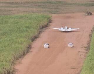 Avião com cocaína logo após pouso forçado em pista de terra (Foto: Divulgação)