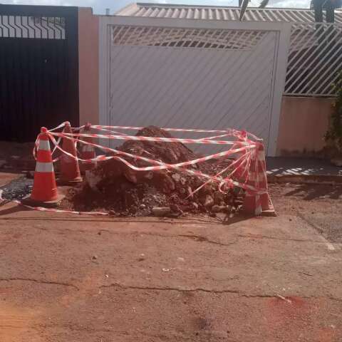 H&aacute; dois dias, entulho bloqueia garagem de morador no Moreninha I