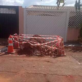 Casa com portão bloqueado, no bairro Moreninha I (Foto: Arquivo pessoal)