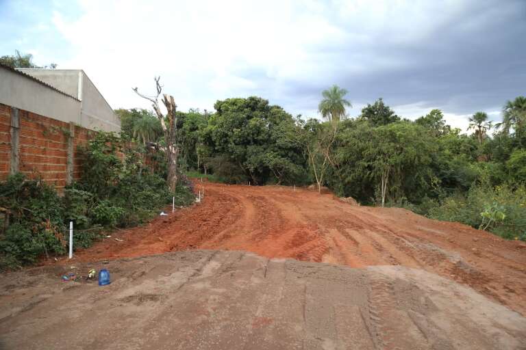 Trecho da rua Canadá, na Vila Carlota, que está recebendo pavimentação (Foto: Alex Machado)