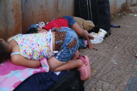 Há dois dias nas ruas, família de venezuelanos não encontra vaga em abrigos 