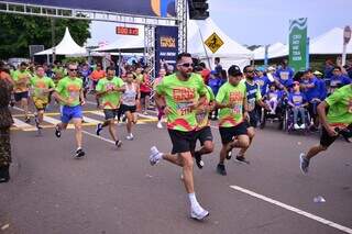 Competidores em largada da edição de 2022 da Corrida do Pantanal (Foto: Divulgação/Fiems)