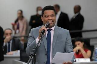 Presidente da Comissão Permanente de Indústria, Comércio e Turismo, vereador Riverton de Souza (PSD), durante sessão na Câmara Municipal (Foto: Divulgação/Assessoria)