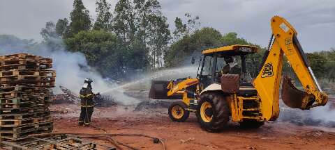 Incêndio de grandes proporções destrói parte de empresa de paletes