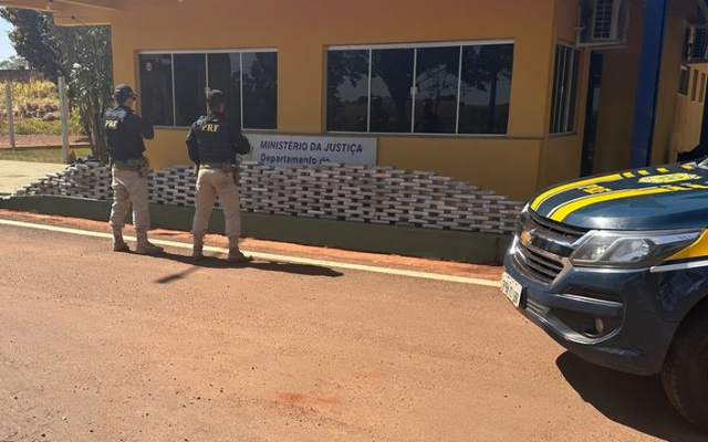 PRF aborda caminh&atilde;o com problema na ilumina&ccedil;&atilde;o e acha 431 kg de coca&iacute;na 