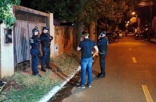 Policiais em frente à casa onde morador foi assassinado ontem à noite (Foto: Adilson Domingos)