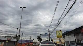 Tempo começou a fechar por volta das 13h na Avenida Eduardo Elias Zahran (Foto: Maristela Brunetto)