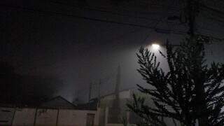 Leve neblina foi registrada na região central do município, localizado a 251 km da Capital. (Foto: Direto das Ruas)