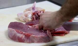 Carne é cortada em açougue de supermercado. (Foto: Fábio Rodrigues/Agência Brasil)