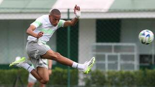 Jhon Jhon, do Palmeiras, fazendo voleio em treinamento (Foto: Cesar Greco/Palmeiras)