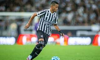 Erick com a posse da bola diante confronto com o Ituano. (Foto: Felipe Santos/Ceará)