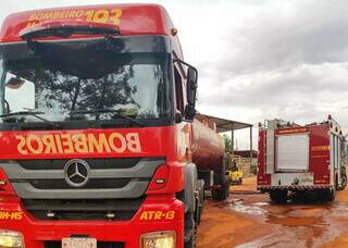 Duas viaturas do Corpo de Bombeiros atuam na ocorrência (Foto: Divulgação)