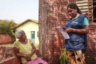 Moradora da comunidade quilombola Tia Eva é ouvida pelo IBGE (Foto: Marcos Maluf)