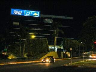 Termômetro digital instalado na Avenida Afonso Pena, em Campo Grande, registra temperatura de 22ºC na noite desta sexta-feira (28). (Foto: Juliano Almeida)