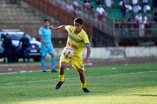 Jogador do Dourados Atlético Clube conduzindo a bola no Estádio Douradão (Foto: @berton_shots_jpn)