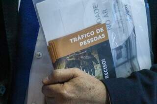 Cartilhas de prevenção ao tráfico de pessoas, distribuídas pelo Ministério Público (Foto: Juliano Almeida)
