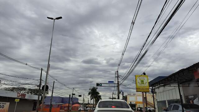 Tempo fecha, mas Capital s&oacute; registra chuvisco neste in&iacute;cio de tarde