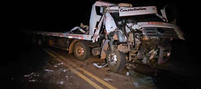 Caminh&atilde;o guincho fica destru&iacute;do ao bater em carreta com soja