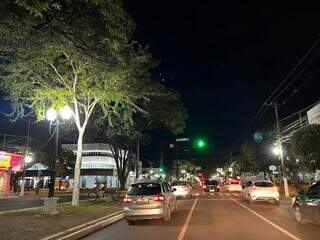 Céu aberto na Avenida Marcelino Pires, localizada em Dourados, durante a noite desta sexta-feira (28). (Foto: Helio de Freitas)