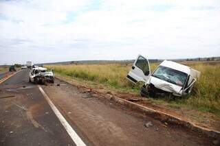 Carro ficou na pista e van foi parar às margens da rodovia após batida frontal (Foto: Paulo Francis)