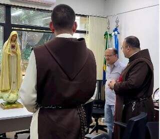 Vice-governador conversa com membros da igreja e ao fundo a imagem da santa. (Foto: Reprodução)