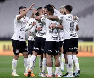 Jogadores comemoram vitória na Neo Química Arena. (Foto: Rodrigo Coca/Corinthians)