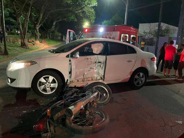 Motociclista atinge carro ap&oacute;s furar sinal vermelho na Orla Morena