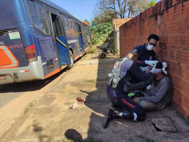 Homem embriagado &eacute; agredido ap&oacute;s furtar &ocirc;nibus e derrubar muro 