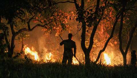 Foco de incêndio consome terreno baldio na Vila Nasser