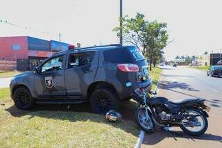 Motocicleta e viatura do Batalhão de Choque da Polícia Militar após acidente na Avenidas Gunter Hans. (Foto: Alex Machado)