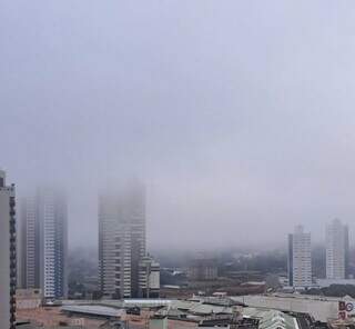 Vista de edifício na Avenida Afonso Pena, no Bairro Jardim dos Estados, por volta das 7h deste sábado. (Foto: Maristela Brunetto)