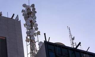 Antenas de telefonia em telhado de prédio. (Foto: Marcelo Camargo/Agência Brasil)