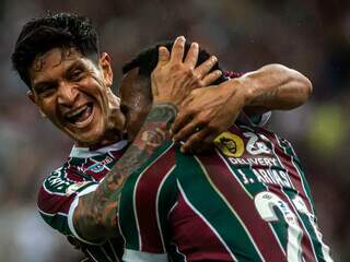 Arias abraça Cano após gol que garantiu a vitória do Fluminense diante o Santos. (Foto: Marcelo Gonçalves/Fluminense)