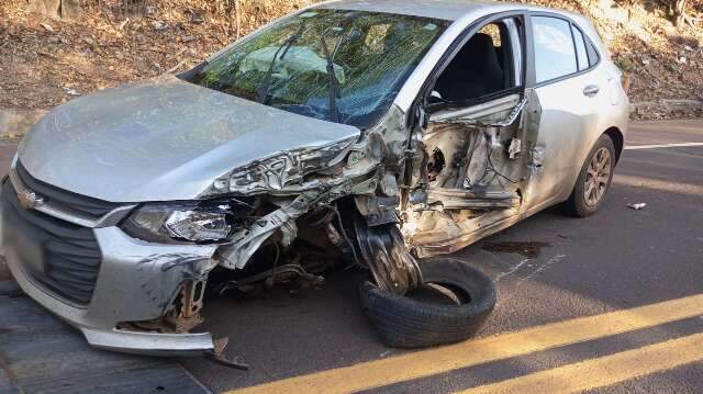 Motorista cochila e carro fica destru&iacute;do ao atingir lateral de carreta