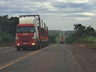 Caminhão em rodovia de Ribas do Rio Pardo, Mato Grosso do Sul (Foto: Maristela Brunetto)