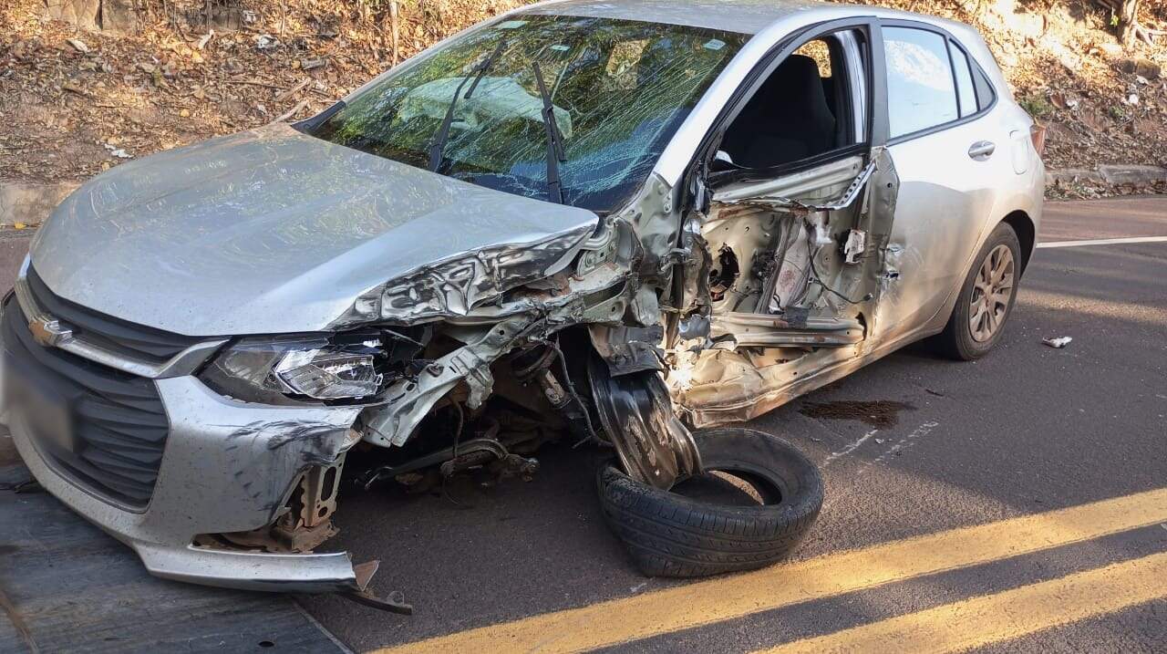 Motorista cochila e carro fica destruído ao atingir lateral de carreta