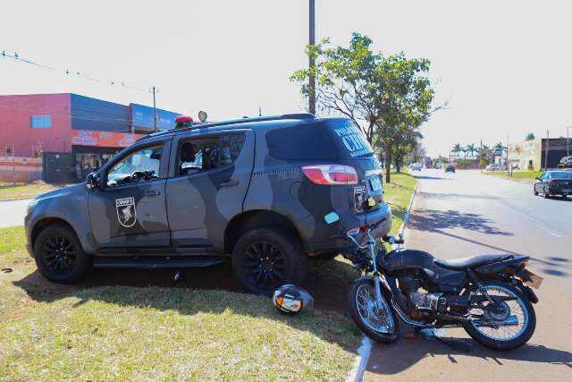 Em moto roubada, adolescente bate em viatura da Pol&iacute;cia Militar 