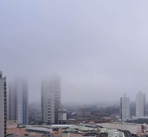 Sem frio e chuva, neblina &eacute; cen&aacute;rio de inverno s&oacute; para quem acorda cedo