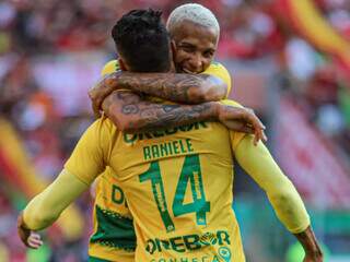 Deyverson e Raniele comemoram gol que garantiu vitória do Cuiabá diante o Inter, no Estádio Beira-Rio. (Foto: Reprodução/Twitter)