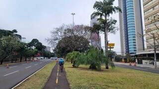 Por volta das 7h, quem pedalava pela Avenida Afonso Pena percebeu névoa úmida encobrindo o céu (Foto: Samuel Echeverria)