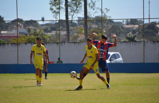 Lance de Grêmio Santônio, de amarelo, e União ABC (Foto: Regina Caneppele)