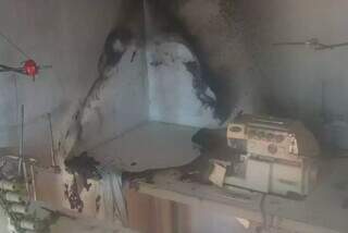 Local que foi incendiado pelo autor dentro da casa da ex-mulher (Foto: Direto das Ruas)