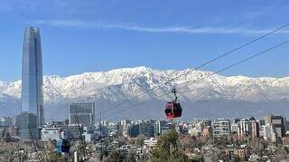Vista da cidade de Santiago, entre as montanhas da Cordilheira dos Andes. Um dos destinos mais desejados pelos brasileiros (Foto: Reprodução)