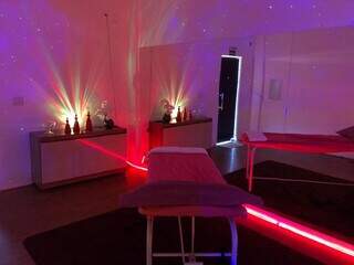 Ambiente tem jogo de luz especial para as sessões de massagem. (Foto: Jéssica Fernandes)
