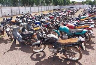 Motocicletas apreendidas em pátio do Detran-MS. (Foto: Arquivo)