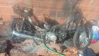 Motocicleta foi destruída pelo fogo (Foto: Direto das Ruas)