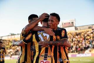 Jogadores comemoram vitória que deixa o time na liderança da competição. (Foto: Gustavo Ribeiro)