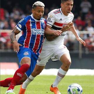 Pablo Maia do São Paulo durante jogo de corpo com jogador do Bahia (Foto: Miguel Schincariol / São Paulo Futebol Clube)